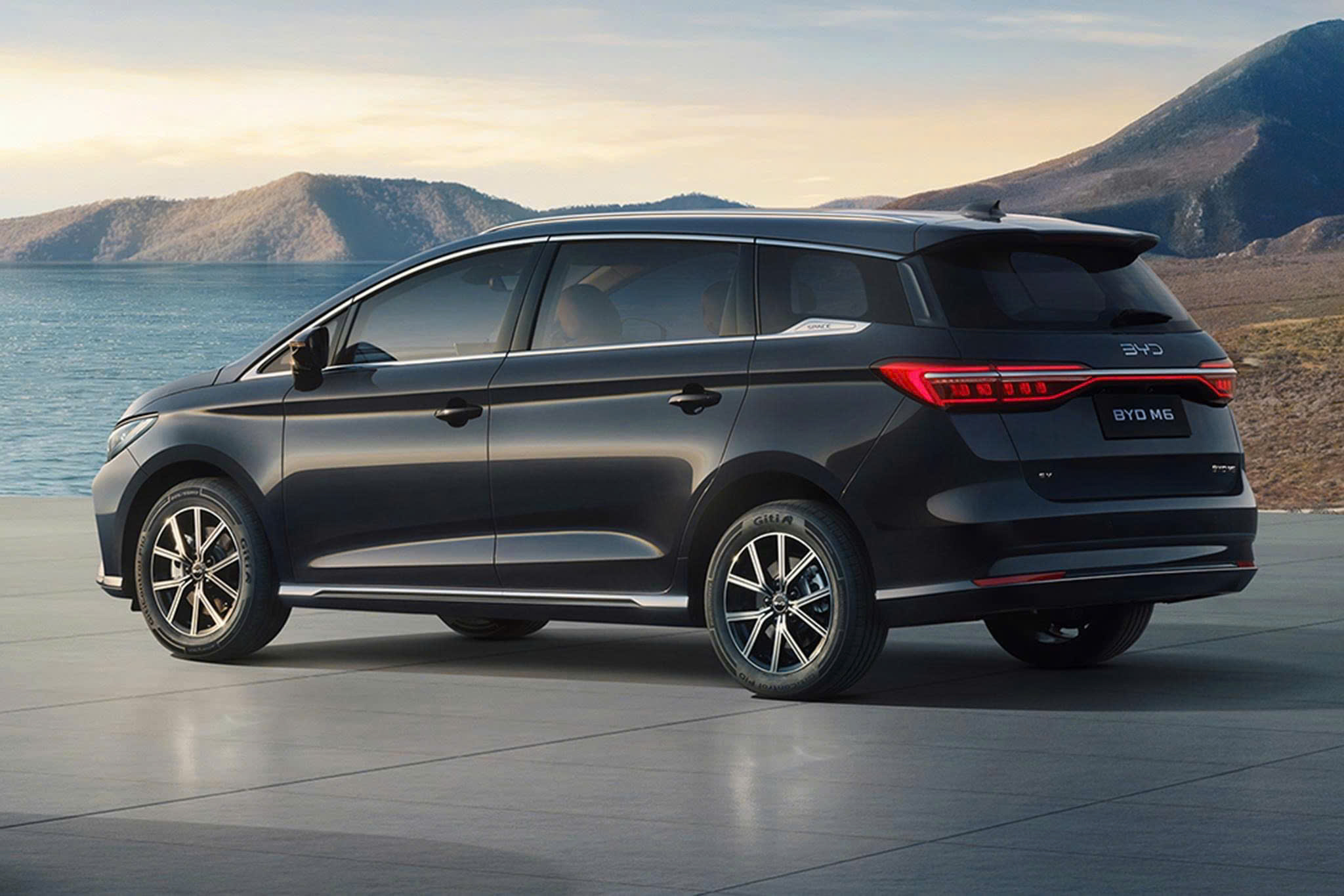 BYD M6