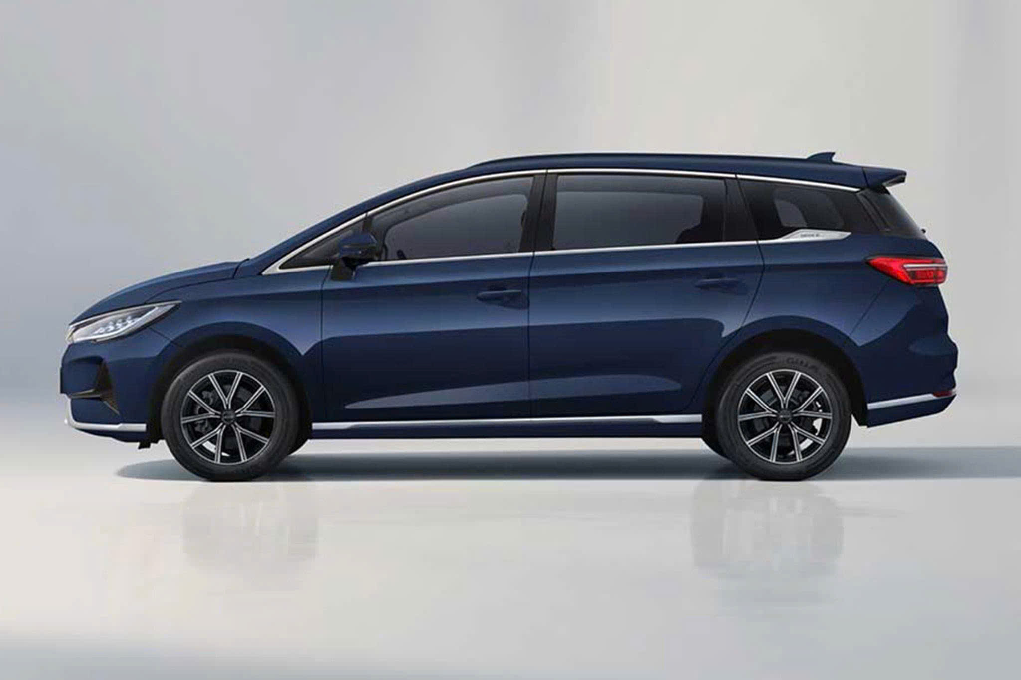 BYD M6